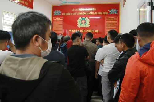 Hàng trăm người dân Nghệ An chen chân xếp hàng chờ cấp, đổi giấy phép lái xe