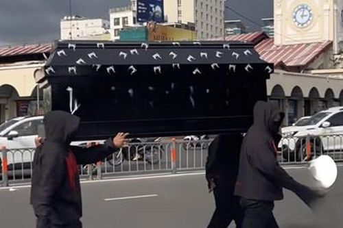 Công an triệu tập 9 người khiêng quan tài để quảng cáo ở khu vực trung tâm TP Hồ Chí Minh