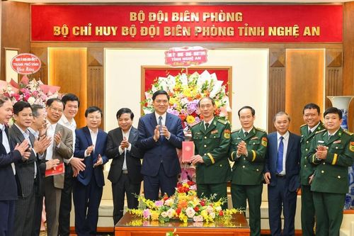 Phó Bí thư Thường trực Tỉnh ủy Hoàng Nghĩa Hiếu chúc mừng Bộ Chỉ huy Bộ đội Biên phòng tỉnh