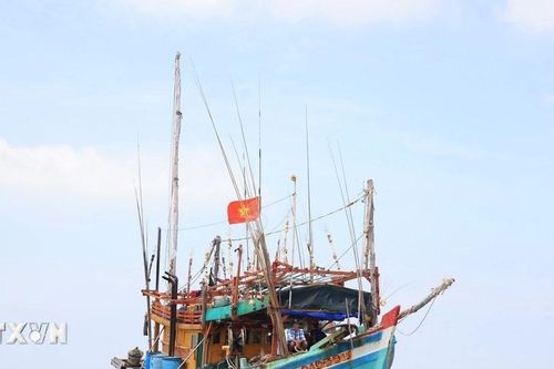 Khánh Hòa: Vùng 4 Hải quân hỗ trợ ngư dân gặp khó khăn trên ngư trường