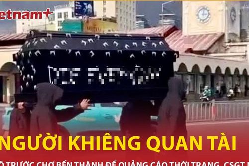 Clip nhóm người khiêng 'quan tài' đi bộ trước chợ Bến Thành, Cảnh sát giao thông nói gì?