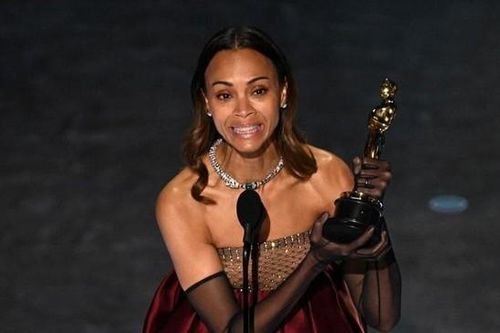 Zoe Saldanã lần đầu tiên sở hữu tượng vàng Oscar