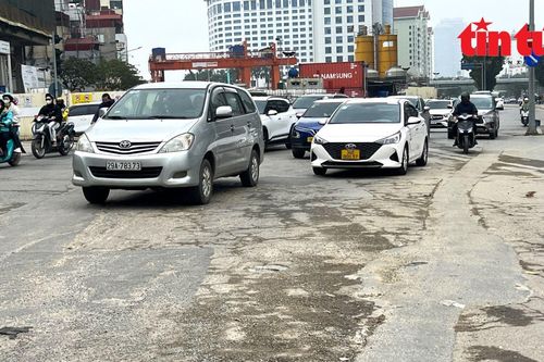 Tuyến đường trung tâm Hà Nội xuống cấp