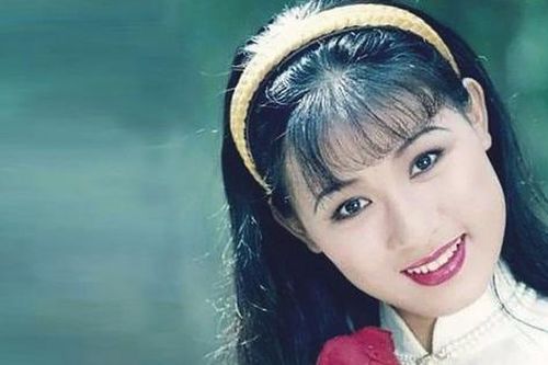 'Nữ hoàng ảnh lịch' Võ Sông Hương 'mất tích' khỏi màn ảnh, lấy bằng Tiến sĩ và trở thành nhà giáo