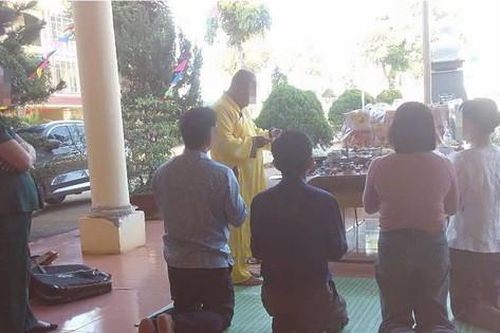 Hiệu trưởng lên tiếng vụ thuê người đến cúng bái trong khuôn viên nhà trường