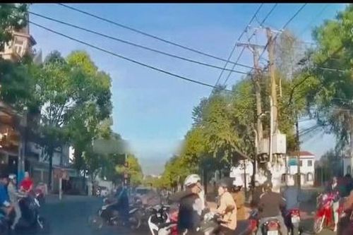 Đồng Nai: Xác minh nam thanh niên đi xe không biển số hành hung người đi đường