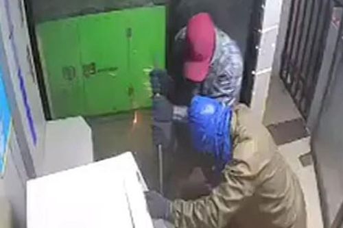 Ba người đàn ông đeo mặt nạ trộm 879 triệu đồng từ cây ATM