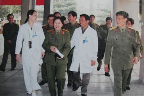 Thân thế nữ tướng thứ hai của QĐND Việt Nam: Ra ngoài làm tướng, về nhà vẫn làm vợ đảm, mẹ hiền