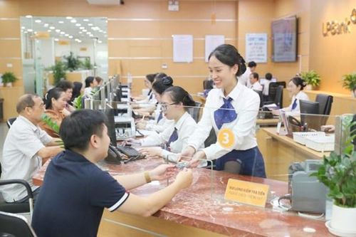 Lãi suất ngân hàng tiếp tục giảm, hỗ trợ khách hàng vay vốn