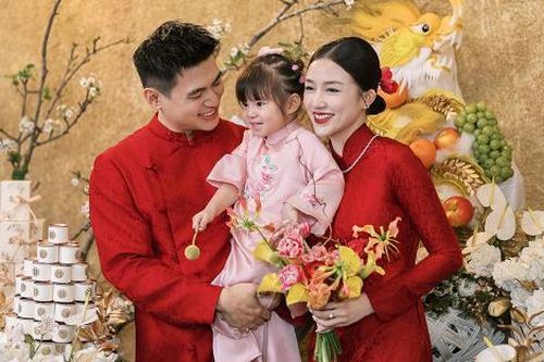 Nhan sắc gây chú ý của hot girl Salim trong lễ ăn hỏi với chồng doanh nhân