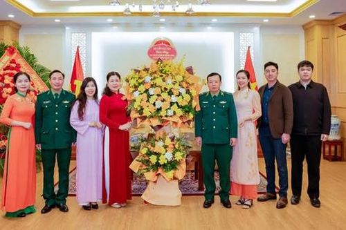 TƯ Hội LHPN Việt Nam chúc mừng Bộ đội Biên phòng nhân kỷ niệm 66 năm Ngày Truyền thống