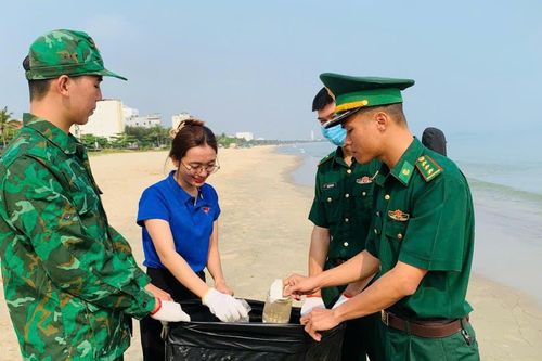 Cán bộ Đoàn mang quân hàm xanh