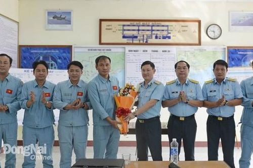 Bảo vệ vững chắc bầu trời Tổ quốc