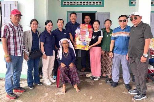 Công đoàn thăm, tặng quà đoàn viên, người lao động là đồng bào dân tộc Chăm