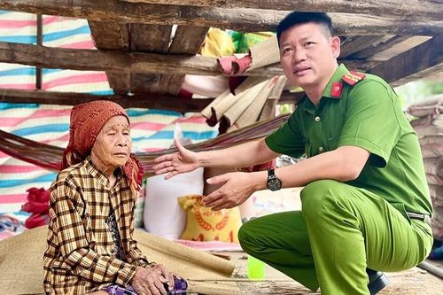 Thiếu tá Lê Đình Hải bỏ tiền túi xây nhà cho người nghèo