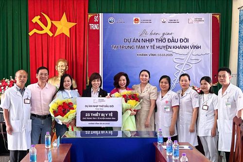Trung tâm Y tế huyện Khánh Vĩnh tiếp nhận gói hỗ trợ thiết bị y tế trị giá 125 triệu đồng