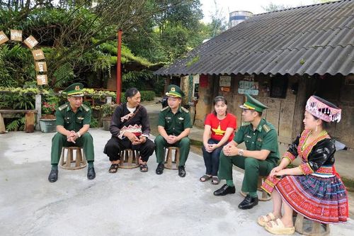 Xây dựng thế trận lòng dân từ '3 bám, 4 cùng'