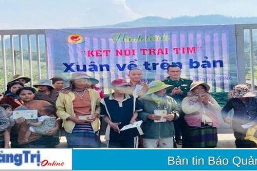 Trao 376 suất quà cho người dân và học sinh vùng biên