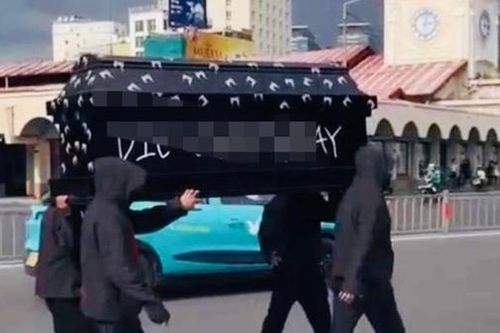 Triệu tập 9 người liên quan vụ khiêng quan tài diễu phố