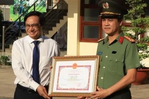 Khen thưởng các tập thể, cá nhân triệt phá băng nhóm rửa tiền xuyên quốc gia