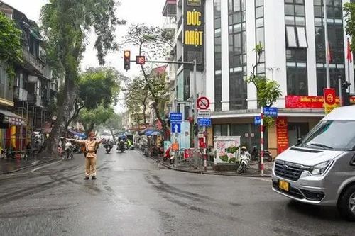 Phố cổ Hà Nội thông thoáng khi cấm xe 16 chỗ