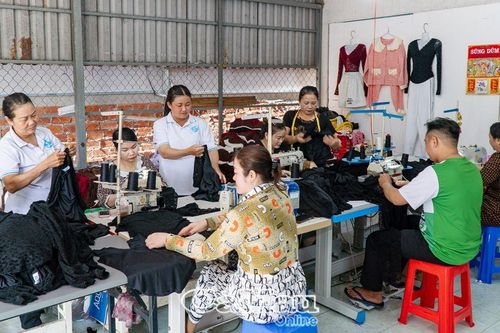 May gia công cải thiện đời sống phụ nữ