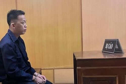 Người đàn ông đâm 'trai lạ' suýt chết khi phát hiện nằm trong phòng vợ mình