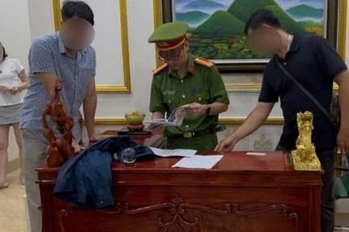 Bắt chủ tiệm cầm đồ cho vay lãi 'cắt cổ'