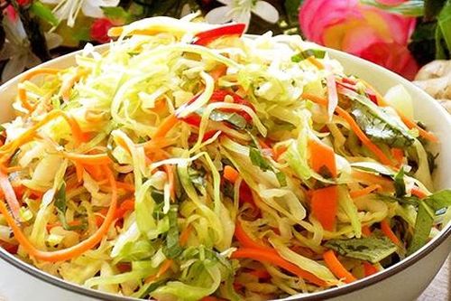 Bé 11 tuổi nguy kịch vì có sở thích ăn rau theo cách này