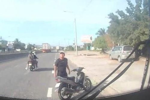 Video tài xế xe buýt bị chặn đánh giữa ban ngày