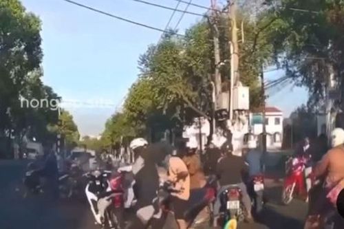 Video thanh niên đánh tới tấp người đàn ông sau va chạm giao thông