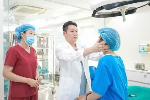 Hành trình giúp khách hàng lấy lại nhan sắc và sự tự tin của bác sĩ Ngô Mộng Hùng