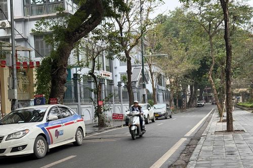Phố cổ Hà Nội thông thoáng sau khi cấm xe trên 16 chỗ