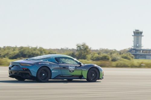 Maserati MC20 tự lái ở tốc độ 318 km/h