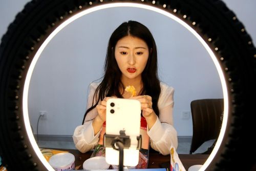'Ông hoàng bà chúa' livestream ngã ngựa