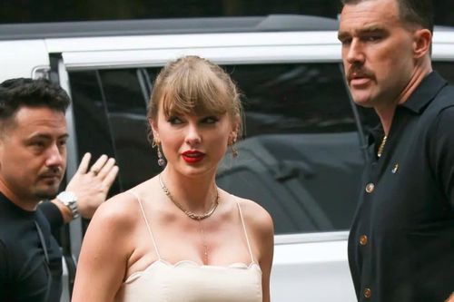 Bí mật mối quan hệ của Taylor Swift và cầu thủ cao 1,96 m