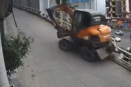 Tài xế tử vong sau khi xe máy xúc bị rơi từ đỉnh dốc