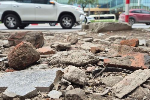 Hà Nội: Vỉa hè nhiều tuyến đường xuống cấp, mất mỹ quan đô thị