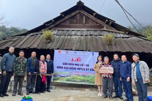 Trăn trở chuyện lưu giữ những nếp nhà cổ truyền thống của người Mông