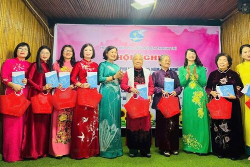 Hội LHPN huyện Thanh Trì: biểu dương phụ nữ tiêu biểu trong phong trào Ba đảm đang