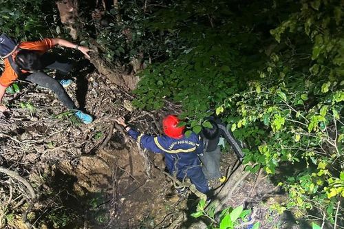 Kịp thời cứu 2 du khách bị mắc kẹt tại khu vực Ghềnh Bàng