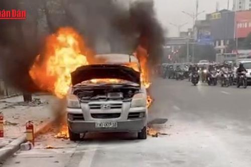 Ô tô bốc cháy trên đường Giải Phóng, Hà Nội