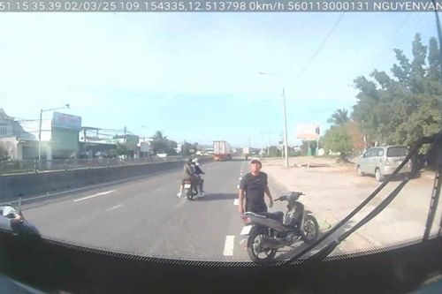 'Yêng hùng' chặn đầu, 'hôn môi xa' xe buýt