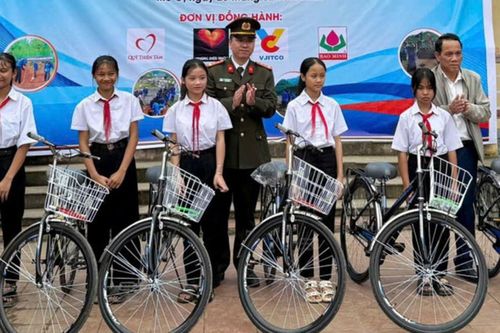 Tặng nhiều phần quà, công trình ý nghĩa cho học sinh khó khăn