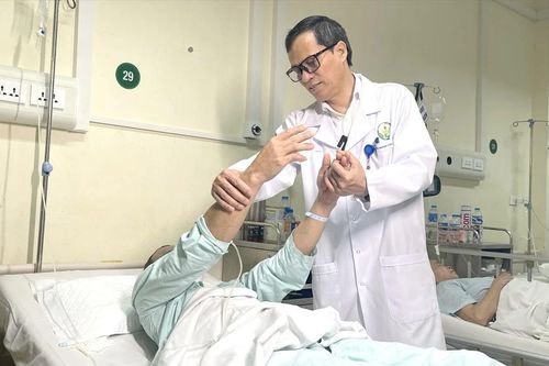 Lần đầu tiên thực hiện nội soi trên cung mày, cắt bỏ khối u trước nền sọ