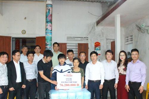 Trao hơn 145 triệu đồng đến hoàn cảnh cậu học sinh chăm bố bạo bệnh