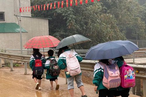 Học sinh xắn quần đi học vì con đường bị 'bỏ quên' giữa TP Yên Bái