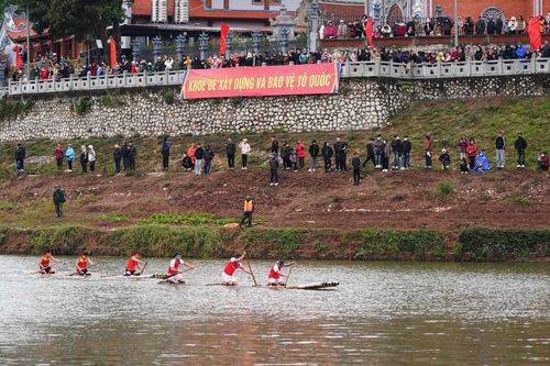 Sôi nổi lễ hội Phài Lừa trên sông Kỳ Cùng nơi xứ Lạng