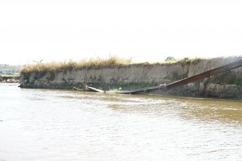 Kon Tum: Hàng chục hộ dân sống bất an bên dòng suối bị sạt lở nghiêm trọng
