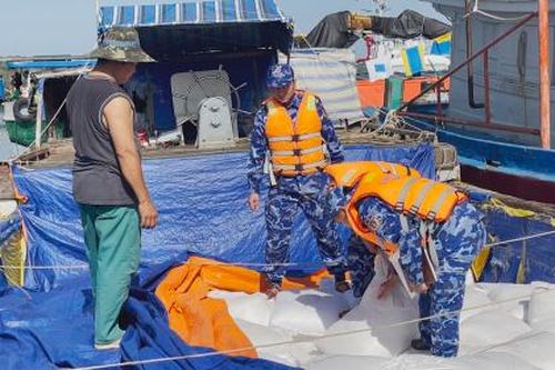 Bắt giữ tàu vận chuyển trái phép hơn 10 tấn đường cát